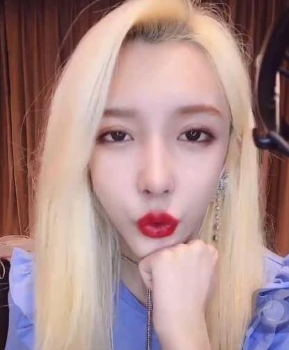 女演员赤裸上身庆祝变性成功腹肌明显网红艾比至今没动作