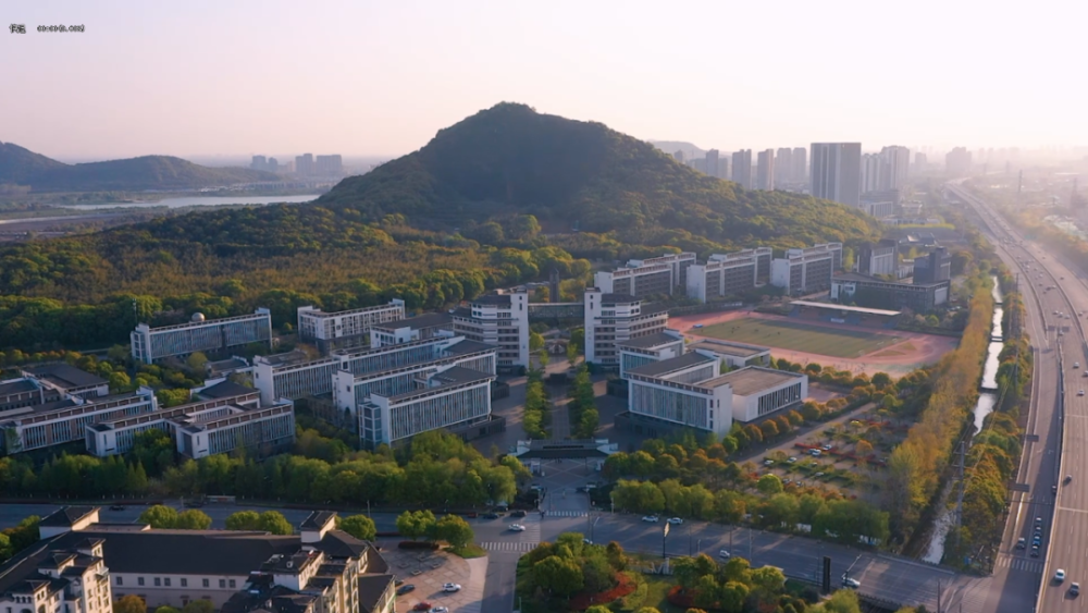 火了这群江阴南菁高中的红衣少年