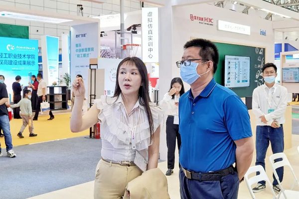 教育部职业教育与成人教育司职业院校发展处处长任占营(右一)