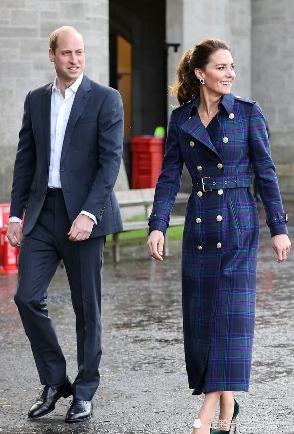 凯特王妃穿着深蓝色外套,和威廉王子看电影,他们回到大学过夜!