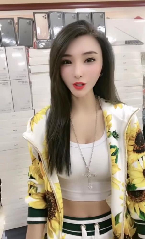 驴嫂平荣,她的真名就叫平荣,肤白,貌美,大长腿,长着一张典型的网红