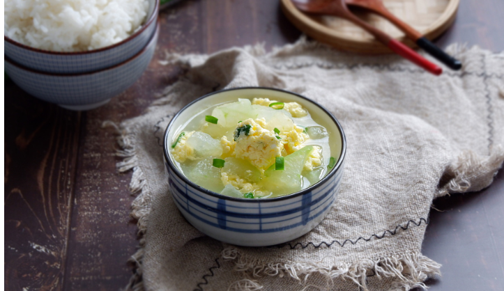冬瓜和鸡蛋一起煮汤喝,清爽适口,消暑解腻!非常适合夏天食用.