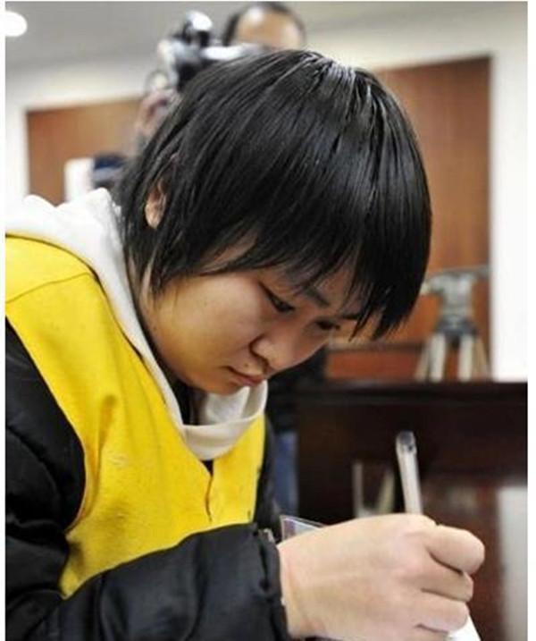 痉挛等一系列反应,为了帮助父母摆脱痛苦,齐萍萍用塑料袋将父亲和母亲