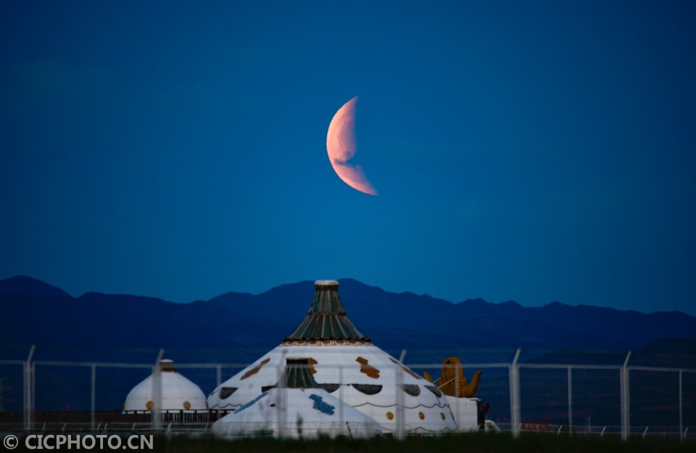 2021年5月26日在内蒙古自治区呼和浩特拍摄的"红色月全食".