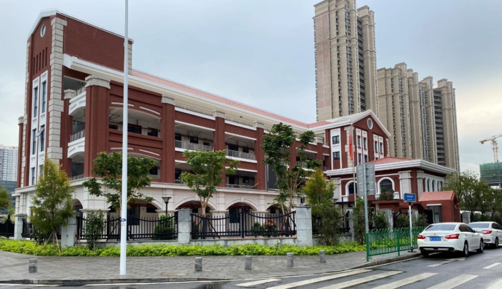 幼儿园位于集美新城白石片区,兑英北路与兑英西路交叉口,华侨大学厦门