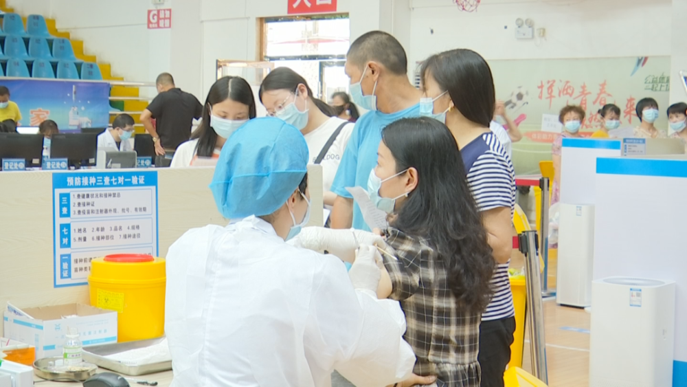 记者在市区新河村,东风广场体育馆等接种点看到,前来接种新冠疫苗的