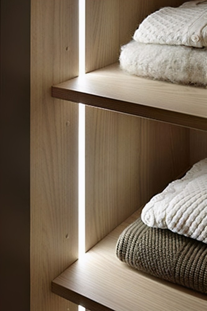 邻居有远见,多花1万,衣帽间柜子侧边装竖状灯带,实用又美观!