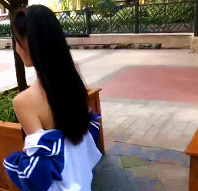 初中女生嫌天气太热,把校服直接改造成露肩款,网友留言批评_腾讯网