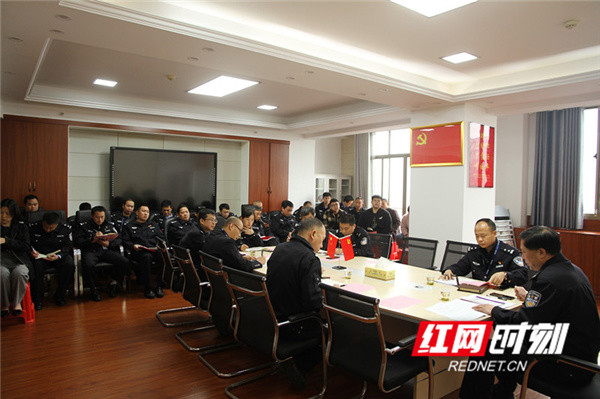 支队长王亚珉主持会议,支队全体民警,职工,辅警参加.