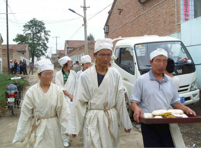 農村的送孝習俗不能打電話通知必須上門送孝布不燒紙不回禮