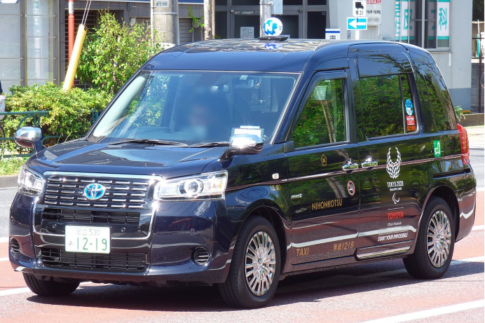 看多了轿车,看多了很多国外的专用出租车,回想起国内虽然很多大城市