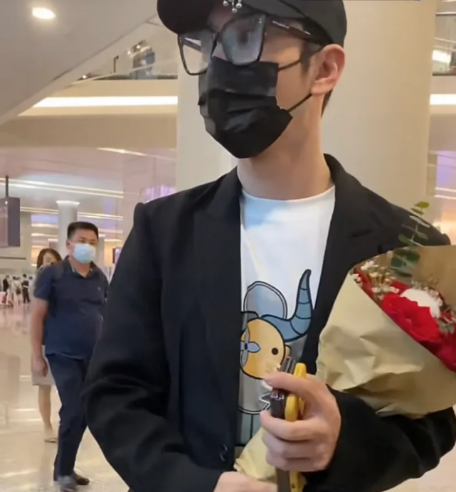 黄晓明现身机场被簇拥 粉丝送上各种礼物 对方叮嘱不要买贵东西 腾讯新闻