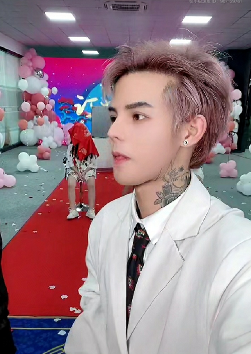 不管殷世豪是否在故意蹭殷世航的热度,我个人觉得想在