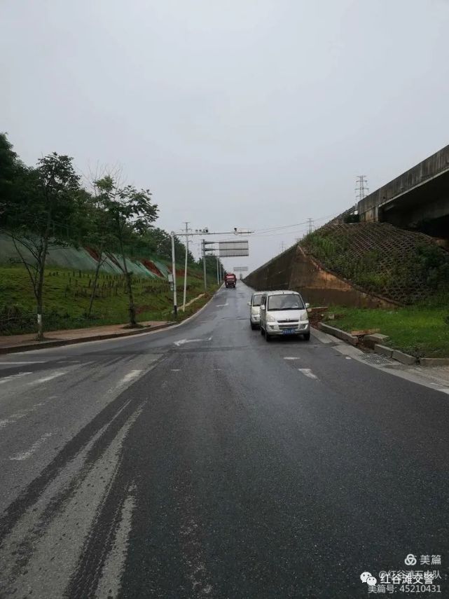 有群众反映枫生快速路下萍乡大街立交匝道由北向东左转只有一股车道