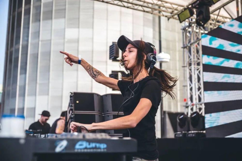 暗黑系 眼镜妹 Rezz 我们仍未知道rezz到底在做什么音乐 腾讯新闻