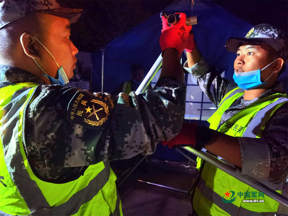 "敬爱的云南民兵哥哥,您们是我们灾区人民的盖世英雄……"