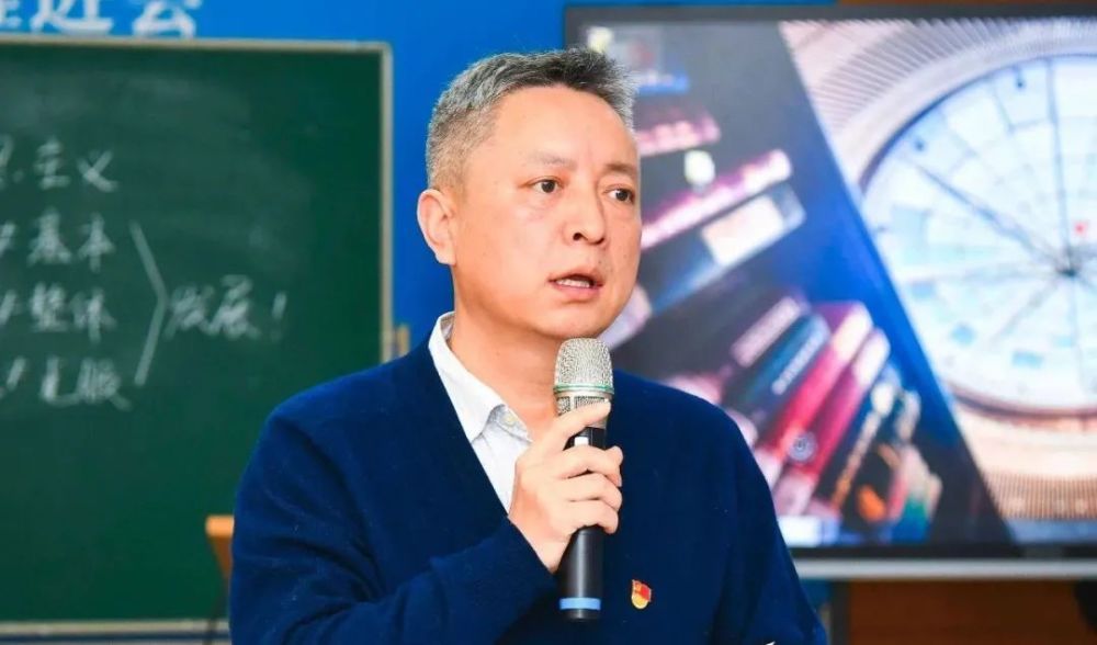 李峰老师选择让奋斗成为生命的底色,"我将更加努力工作,牢记初心使命