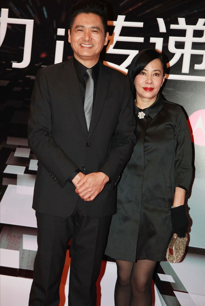 "赌神"发哥和妻子好恩爱,虽然有了皱纹,但穿西装依旧帅气有型_腾讯