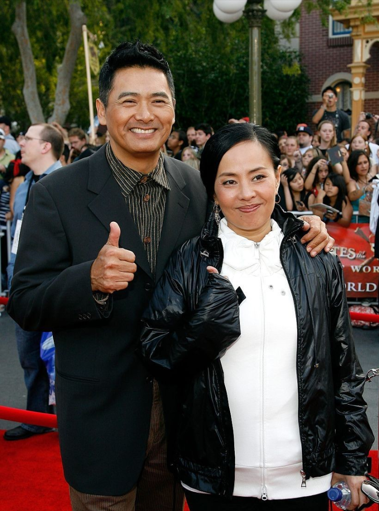 "赌神"发哥和妻子好恩爱,虽然有了皱纹,但穿西装依旧帅气有型