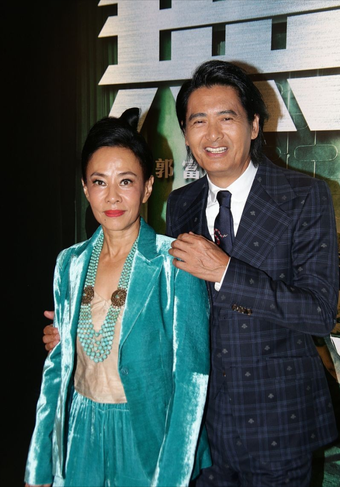 "赌神"发哥和妻子好恩爱,虽然有了皱纹,但穿西装依旧帅气有型