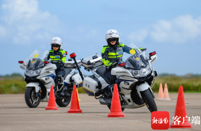 原创组图丨海口交警女铁骑飒爽亮相