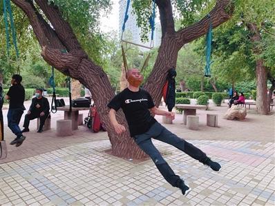 专家称吊脖子健身很危险武僧一龙也曾炒作金钟罩普通人别瞎学