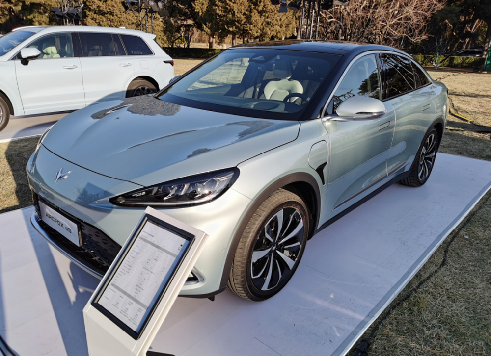 北汽极狐"华为版"新车下线!抱团取暖,价格水涨船高