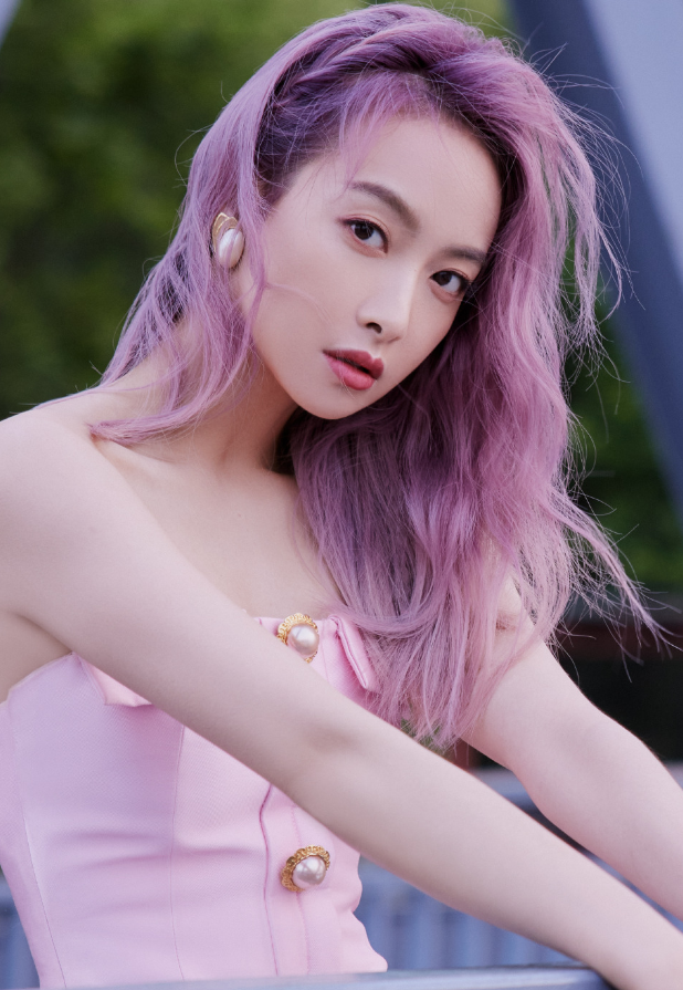 宋茜单身太久变不羁?大胆挑战细带裙,不料曝光壮骨架