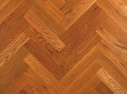 尺寸规格比普通地板要小,在安装方式上与普通地板不一样,人字拼地板因