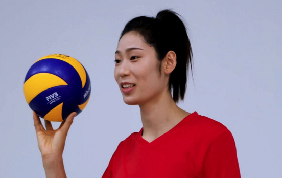 女排姑娘朱婷真有本事运动装看着帅气一点不输旁边撒贝宁