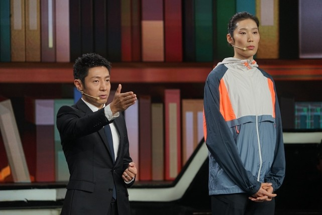 女排姑娘朱婷真有本事运动装看着帅气一点不输旁边撒贝宁