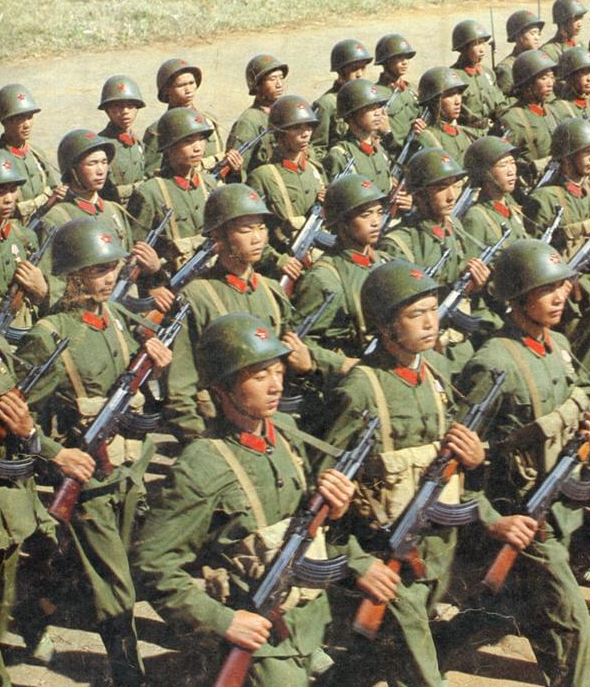 他独自在敌后消灭越军56人,牺牲时19岁,人称现实版"兰博"