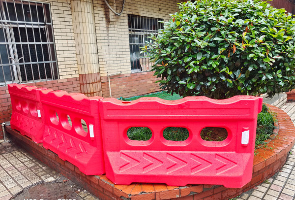 学校为有安全隐患的低段加装围挡.