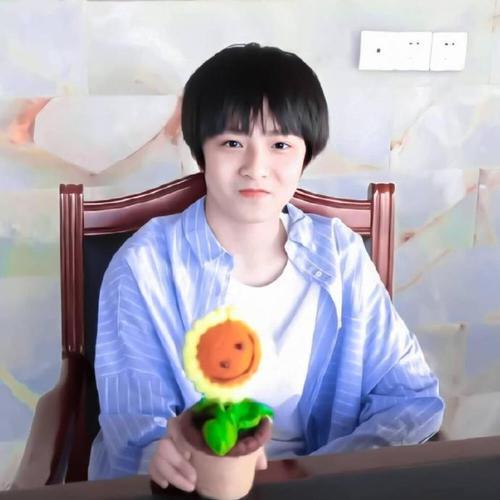 刘耀文优秀的成绩顺利拿到毕业照颜控粉破千万