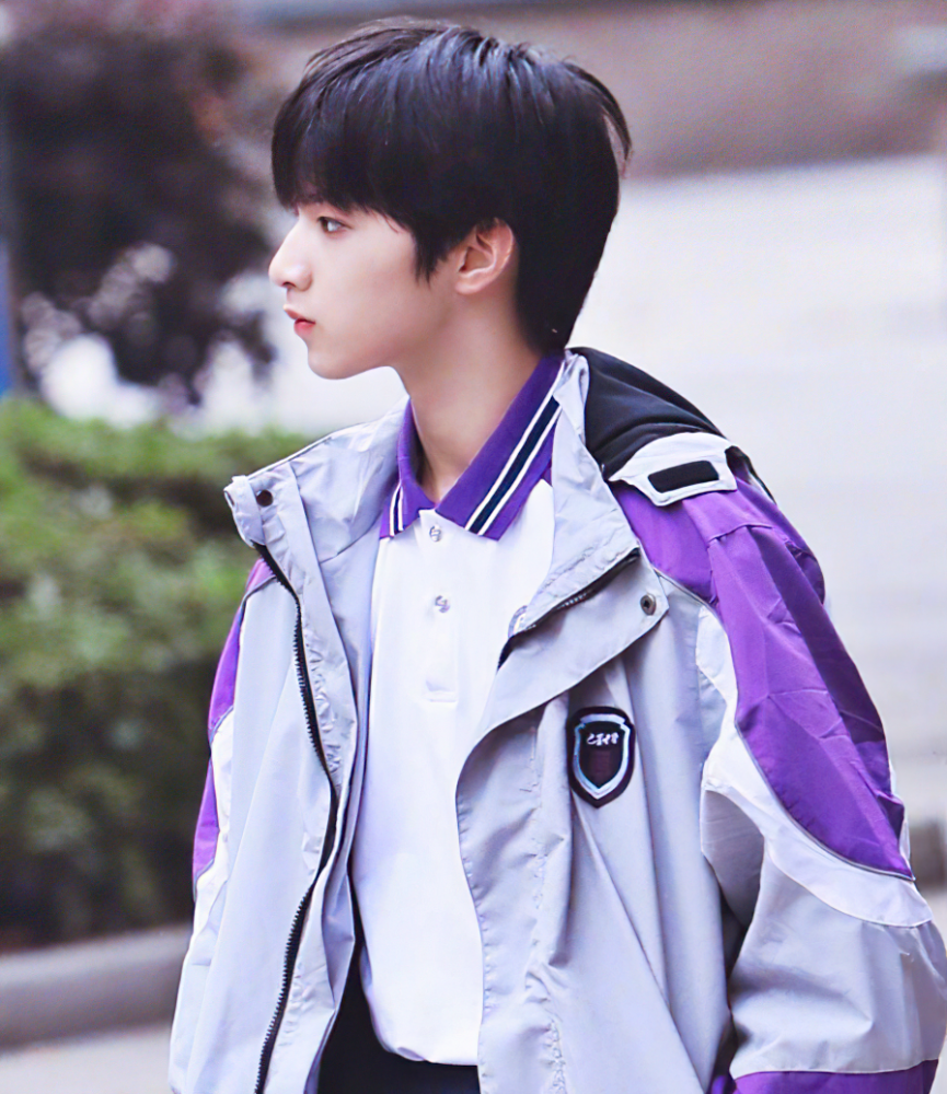 刘耀文公开毕业照,身高在同学中格外耀眼,素颜比精修惊艳_腾讯新闻