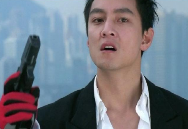 吴彦祖晒与老婆合影相貌虽变心却不变原来是复刻当年