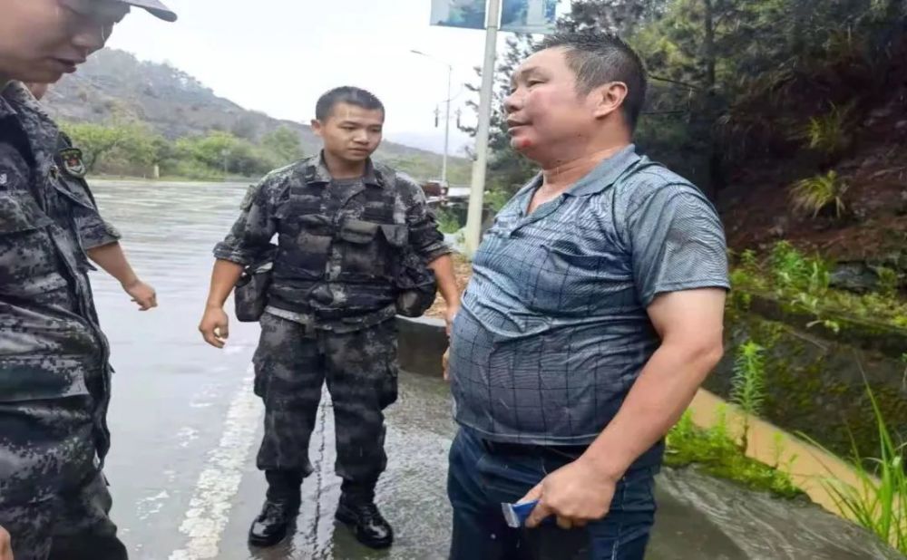 点赞!一群士兵冒雨抢救遇险群众