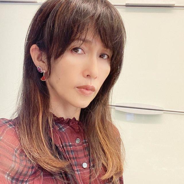 51岁工藤静香半透明袖子秀零赘肉纤细胳膊 扎马尾减龄 坦言在家也想漂亮 腾讯新闻