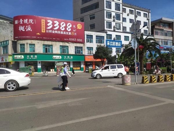 曲靖罗平交警女子岗亭的三小时