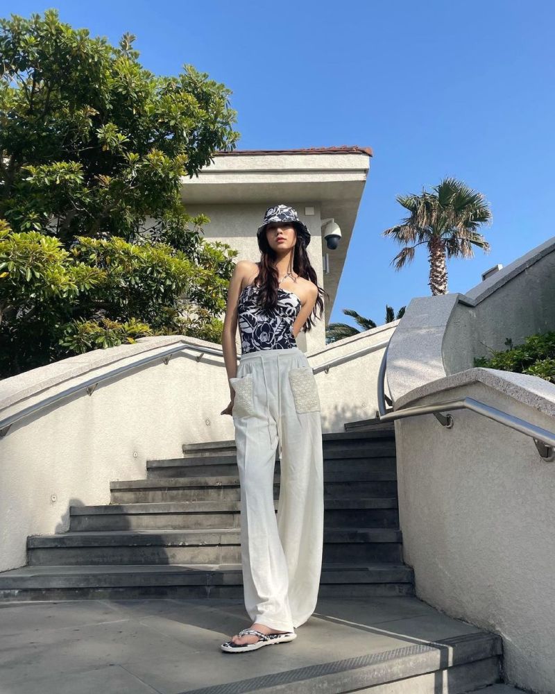 靠穿搭获年薪一个亿18岁韩国女高中生穿衣风格似刘雯翻版