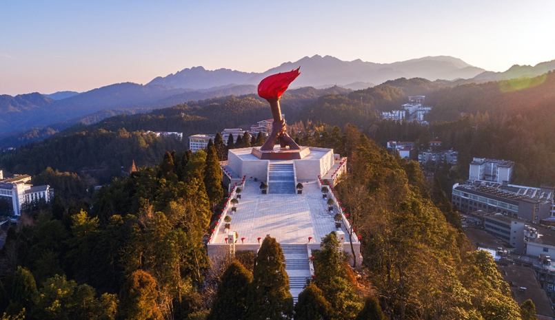 井冈山精神,苏区精神和长征精神.