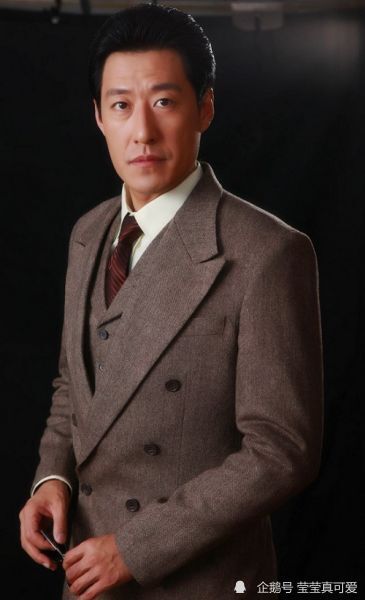 于震在直播间卖二锅头,被粉丝要求现场喝,喝后表情痛苦!