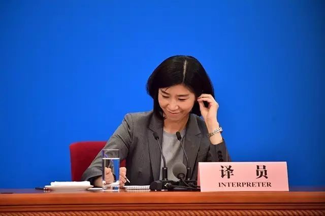 高能现场张璐在大学讲座即兴翻译一段新闻全场喝彩