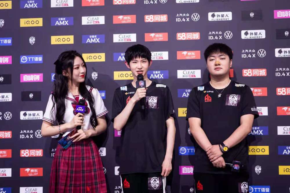 一诺状态太差,全队给初晨"磕头"吧!