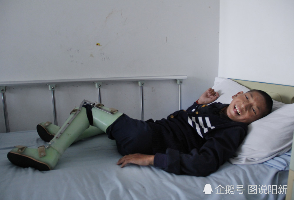 妻子绝望悄然出走,男子带脑瘫儿工地打工,用眼泪和汗水书写父爱如山_