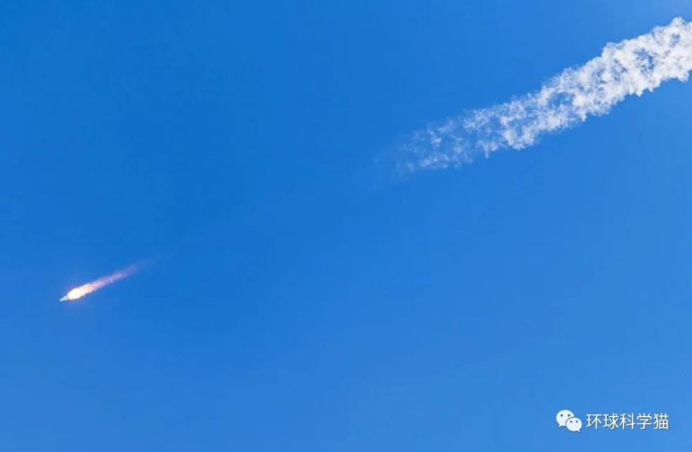 浙江嘉兴上空掉下不明物体,坠落坑里不断冒泡,会是什么东西?