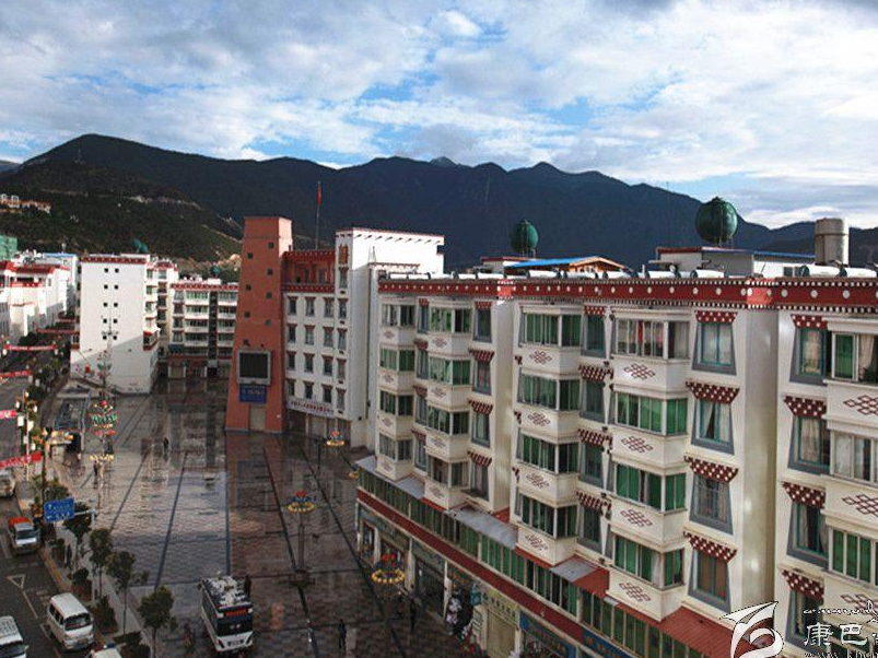 东邻稻城县,北接理塘县,西与巴塘县,得荣县毗邻,南与云南省香格里拉市