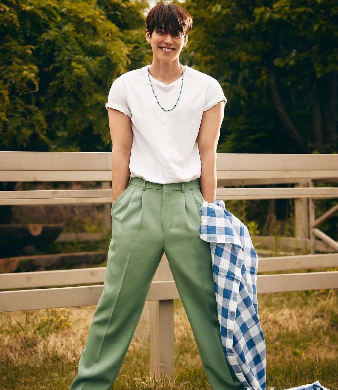 31岁金宇彬近照:笑容灿烂健康又帅气,褪去水肿后五官更立体