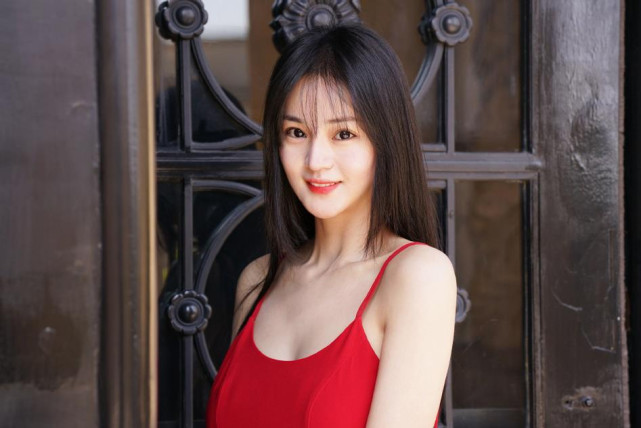 狼女的扮演者名叫申寒梅,是一位90后新生代演员,虽