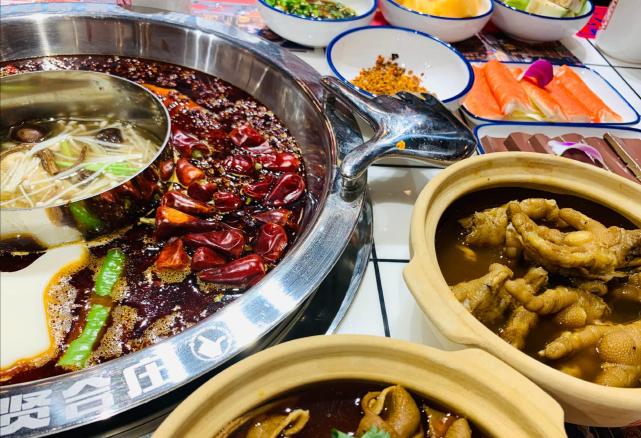 贤合庄卤味火锅将卤菜作为特色鸳鸯锅底也同样表现出众